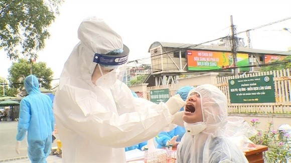 A man receives a screening swab test at Bach Mai Hospital. One more infection connected to the hospital was reported on Thursday morning. — VNA/VNS Photo