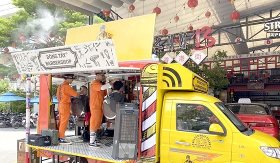 A barbershops in a pickup truck (Photo: SGGP)