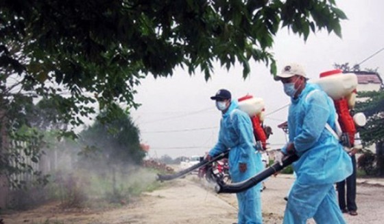 Health workers are spraying chemicals to kill mosquitoes (Photo: SGGP)