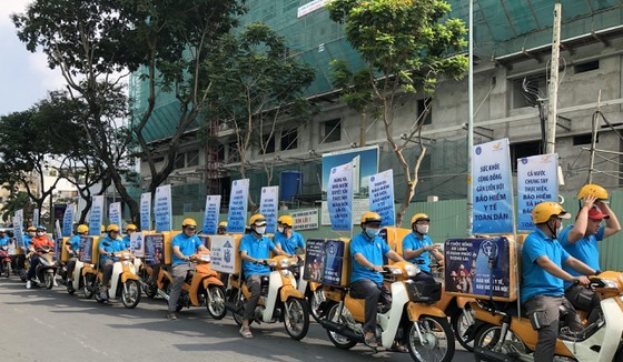 A motorbicycle parade is organized in HCMC to encourage 60,000 residents to buy health insurance for individual and family (Photo: SGGP)