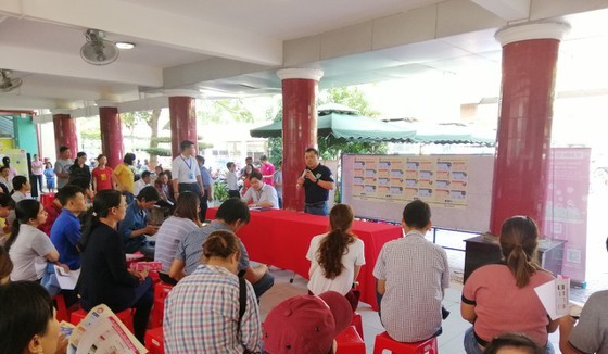 Parents are listening to the cashless tuition payment project (Photo: SGGP)