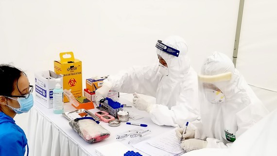 Acting Health Minister Dr. Nguyen Thanh Long asks to speed up Covid-19 test results (Photo: SGGP)