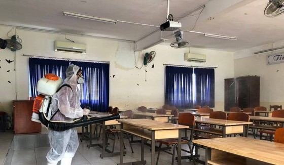 Heads of test venues are asked to work with local medical centers to do the cleaning and disinfection of environmental surfaces in the context of Covid-19 before and after examination days (Photo: SGGP)