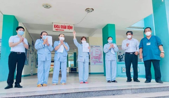 Four Covid-19 patients are discharged from the Da Nang Hospital for Lung Diseases (Photo: SGGP)