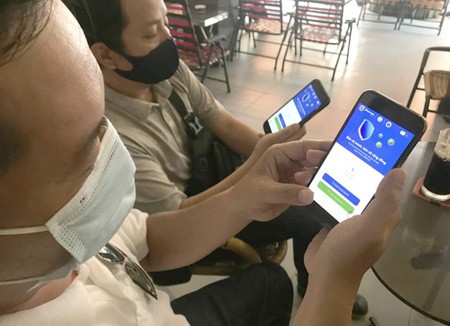 Citizens have installed Bluezone in their smartphones. (Photo: SGGP)