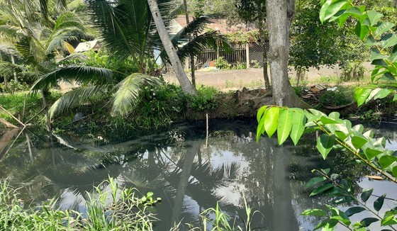 Wastewater from the industrial park has polluted canals around the industrial parks. (Photo: SGGP)