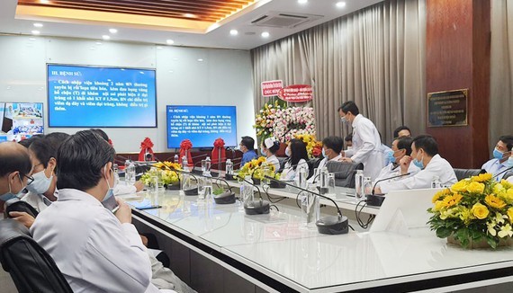 Cho Ray health workers are providing consultation to their peers in Con Dao island in Ba Ria- Vung Tau Province (Photo: SGGP)