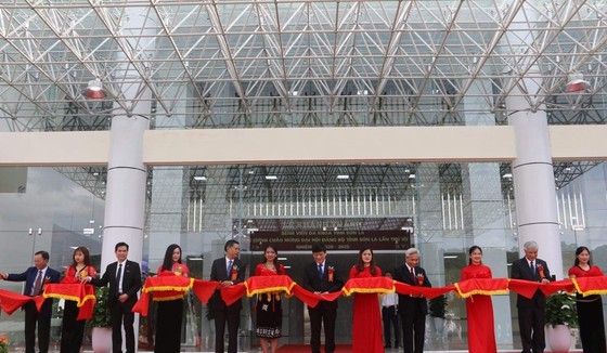 Acting Health Minister Nguyen Thanh Long cut the ribbon at the official dedication of the new Son La General Hospital which was officially put into operation yesterday. Ribbon cutting celebrates new hospital in northwest region (Photo: SGGP)