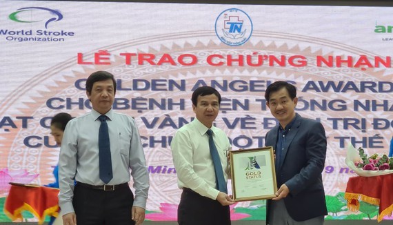 Dr. Le Dinh Thanh, director of Thong Nhat Hospital, receives the World Stroke Organization’s Golden Angels Award ( Photo: SGGP)