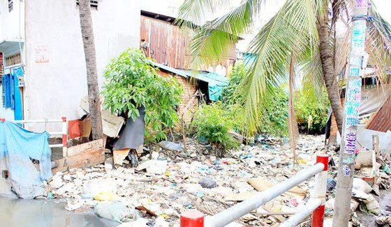 City canals and rivers are seriously polluted with litters (Photo: SGGP)