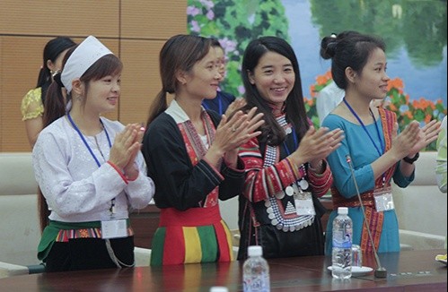 Ethnic female students at the scholarship-giving ceremony (Photo: Vu A Dinh website)