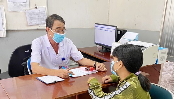 Dr. Huynh Thanh Hien is talking to a woman with mental health disorder (Photo: SGGP)