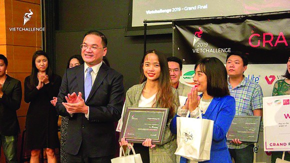 Secretary of the Communist Youth Union in Hanoi Nguyen Ngoc Viet gives the first prize of VietChallenge 2019 Awards to Emmay team