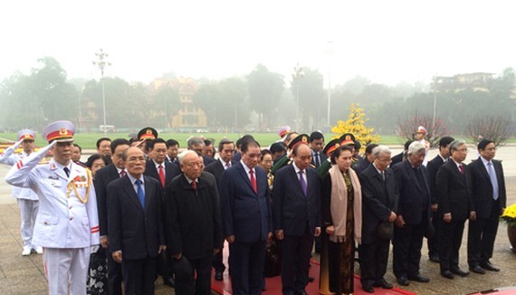 Leaders spend one minute to commemorate President Ho Chi Minh