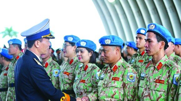 Deputy Chief of the General Staff of the Vietnam People’s Army and Rear Admiral Nguyen Trong Binh shakes hand with staff members of Vietnam's Level-2 Field Hospital No2 who are sent to South Sudan for the UN Peacekeeping Mission .