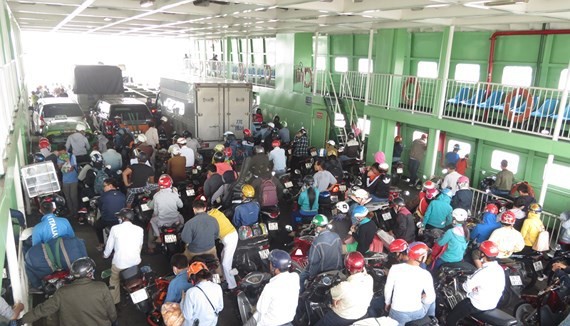 Cat Lai ferry temporarily operates 8 hours every day due to Covid-19