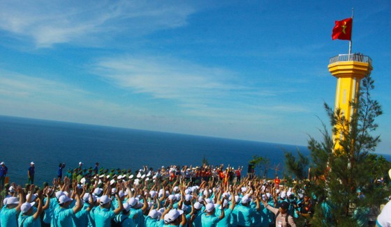 Flag raising ceremony takes place at Thoi Loi peak (Photo: Nguyen Trang)