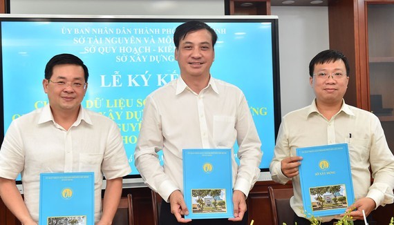 Directors of the Ho Chi Minh City Department of Construction, Department of Natural Resources and Environment, Department of Planning and Architecture sign a memorandum of understanding about cooperation of sharing data. (Photo: Viet Dung)
