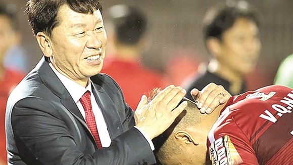 Ho Chi Minh City FC has brought back their former coach Chung Hae-Seung. (Photo bongda.com.vn)