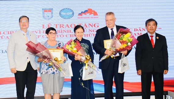 Delegates receives medal for peace, friendship between people. (Photo:hcmcpv)