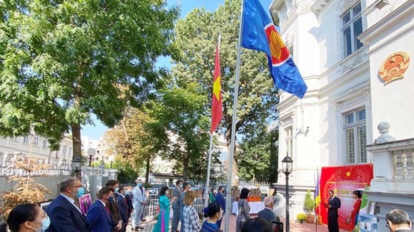 An overview of the opening ceremony of the exhibition (Photo: VNA)