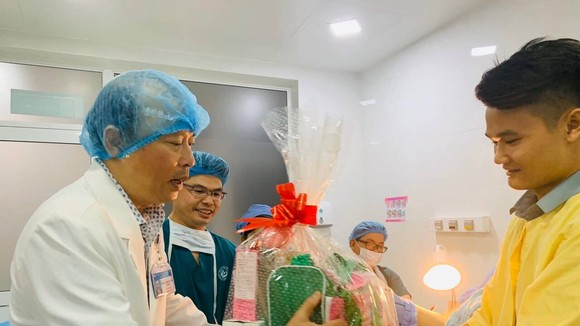 Tiến sĩ- Bác sĩ Lê Quang Thanh - Giám đốc Bệnh viện Từ Dũ tặng quà, chúc mừng gia đình sản phụ. Ảnh: NGỌC DIỆP