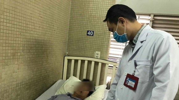 Bác sĩ đang thăm khám cho bệnh nhân
