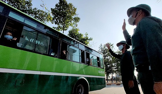 Các chiến sĩ Sư đoàn 317 chia tay các trường hợp hoàn thành 14 ngày cách ly. Ảnh: HOÀNG HÙNG