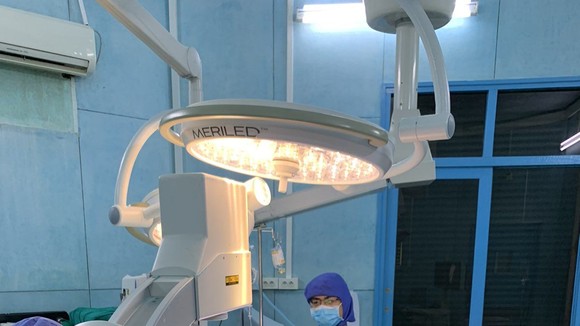 Các bác sĩ đang tiến hành phẫu thuật cho bệnh nhi