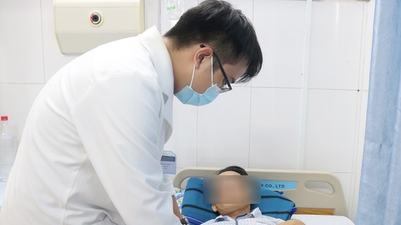 Bác sĩ đang thăm khám cho bệnh nhân