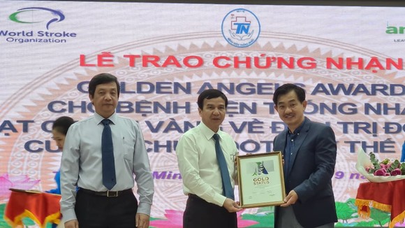PGS-TS Nguyễn Huy Thắng, Phó Chủ tịch Hội Đột quỵ Việt Nam (bìa phải) trao giấy chứng nhận tiêu chuẩn vàng quốc tế về đột quỵ cho Bệnh viện Thống Nhất