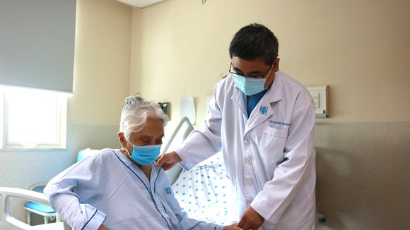 PGS-TS-BS Bùi Hồng Thiên Khanh thăm khám cho người bệnh sau phẫu thuật