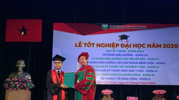 PGS-TS Ngô Minh Xuân, Hiệu trưởng Trường Đại học Y Khoa Phạm Ngọc Thạch trao bằng tốt nghiệp cho tân bác sĩ