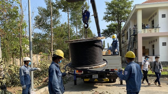 Dựng trụ công trình cấp điện cho Bệnh viện dã chiến số 2 tại huyện Nhà Bè, TPHCM