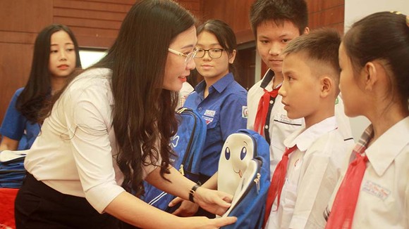 Trao học bổng Thắp sáng ước mơ thanh, thiếu nhi Quảng Ngãi lần thứ 7