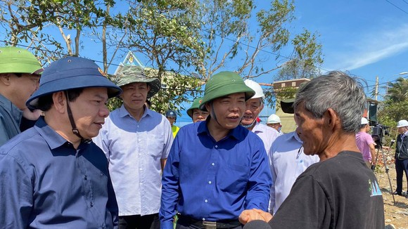 Bộ trưởng Nguyễn Xuân Cường làm việc về công tác khắc phục bão số 9 tại tỉnh Quảng Ngãi