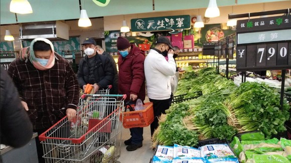 Người dân Trung Quốc đeo khẩu trang khi mua sắm tại một siêu thị, ngày 26-1-2020. Ảnh: CNS/REUTERS 