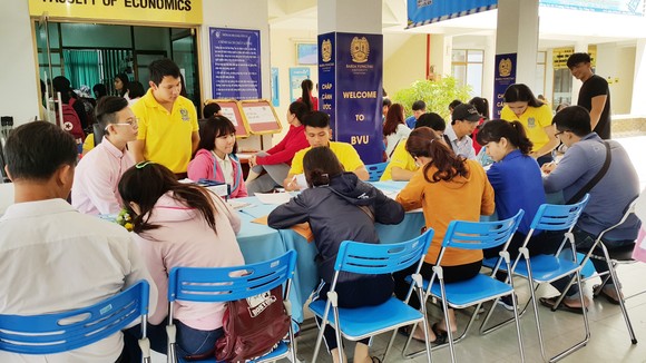 Thí sinh đăng ký xét học bạ vào BVU. Ảnh: