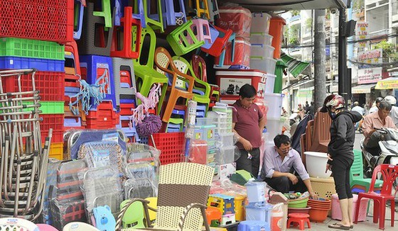 Mua bán tại một hộ kinh doanh ở quận 6, TPHCM. Ảnh: THÀNH TRÍ