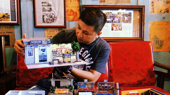 Anh Nguyễn Phúc Đức bên những mô hình tí hon về thành phố