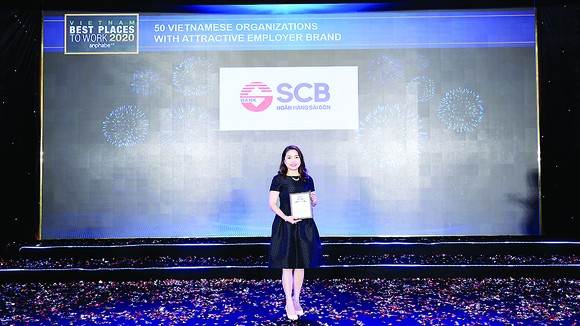 Đại diện SCB nhận giải tại buổi lễ vinh danh 50 Doanh nghiệp Việt có thương hiệu Nhà tuyển dụng hấp dẫn do Anphabe tổ chức