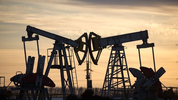 Kích bơm dầu hoạt động tại một mỏ dầu gần Almetyevsk, Tatarstan, Nga. Ảnh: Bloomberg