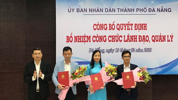 Ông Hồ Kỳ Minh, Phó Chủ tịch UBND TP Đà Nẵng trao quyết định bổ nhiệm đối với 3 lãnh đạo cấp sở ngành