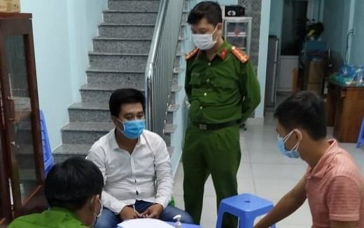Công an phường Nại Hiên Đông lập biên bản đối với Phạm Quang Hùng