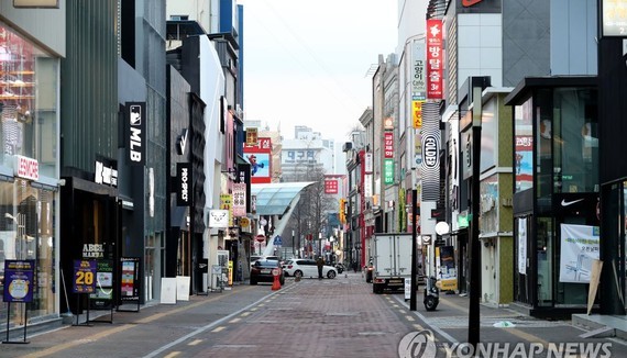 Dongsung-ro, một khu mua sắm lớn ở Daegu, cách Seoul 300 km về phía đông nam, gần như vắng người trong ngày 26-2. Ảnh: YONHAP