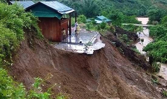 Mưa gió kéo dài đã làm thêm 2 nạn nhân thiệt mạng vì xảy ra lở đất, sạt vào nhà cửa