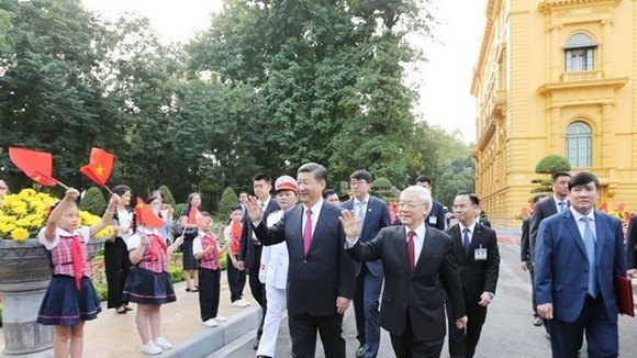 Party General Secretary and State President Nguyen Phu Trong (C) and his Chinese counterpart Xi Jinping on his right at a welcome ceremony for the Chinese leader's State visit to Vietnam in 2017 (Source: VNA)