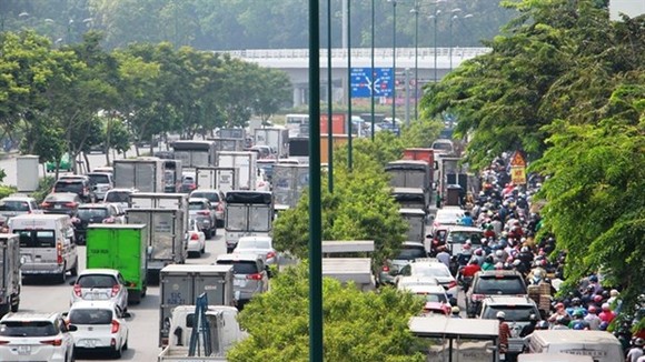Long crowded queues of vehicles on Pham Van Dong street leading to Tan Son Nhat international airport in HCMC. (Source: VNA)