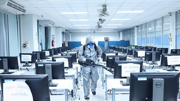 Disinfecting an empty office in Thailand (Source: AFP/VNA)
