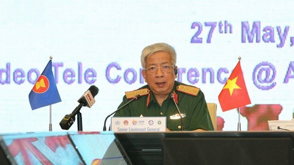 Deputy Minister of Defence Sen. Lt. Gen. Nguyen Chi Vinh speaks at the online table-top exercise on COVID-19 response among ASEAN member states’ military medicine forces on May 27 (Photo: VNA)